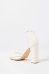 Escarpins en similicuir blanc avec brides aux chevilles sold by Urban Planet