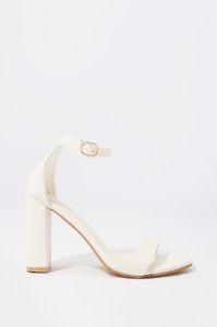 Escarpins en similicuir blanc avec brides aux chevilles sold by Urban Planet