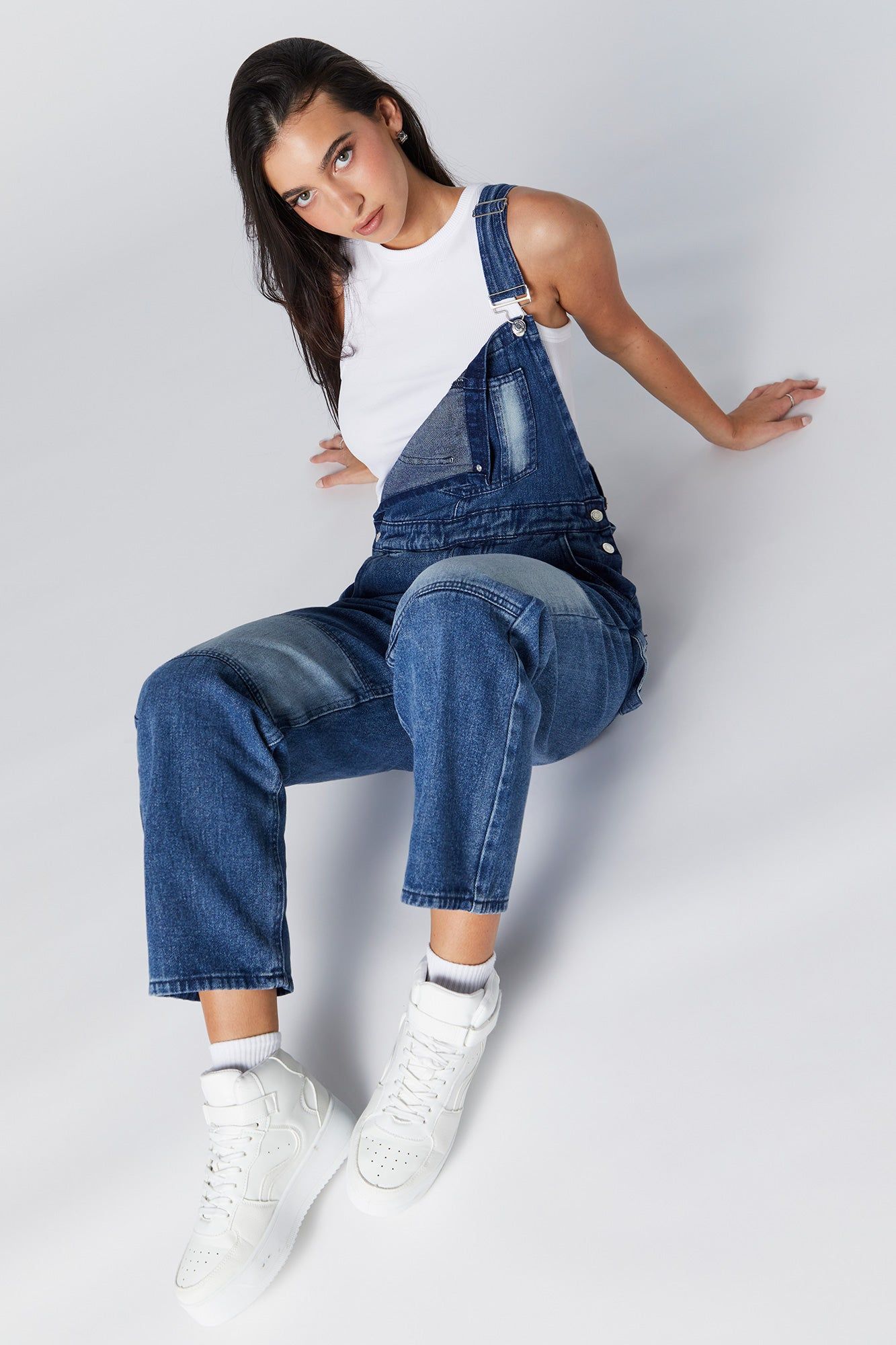 Salopette ample en denim sold by Urban Planet