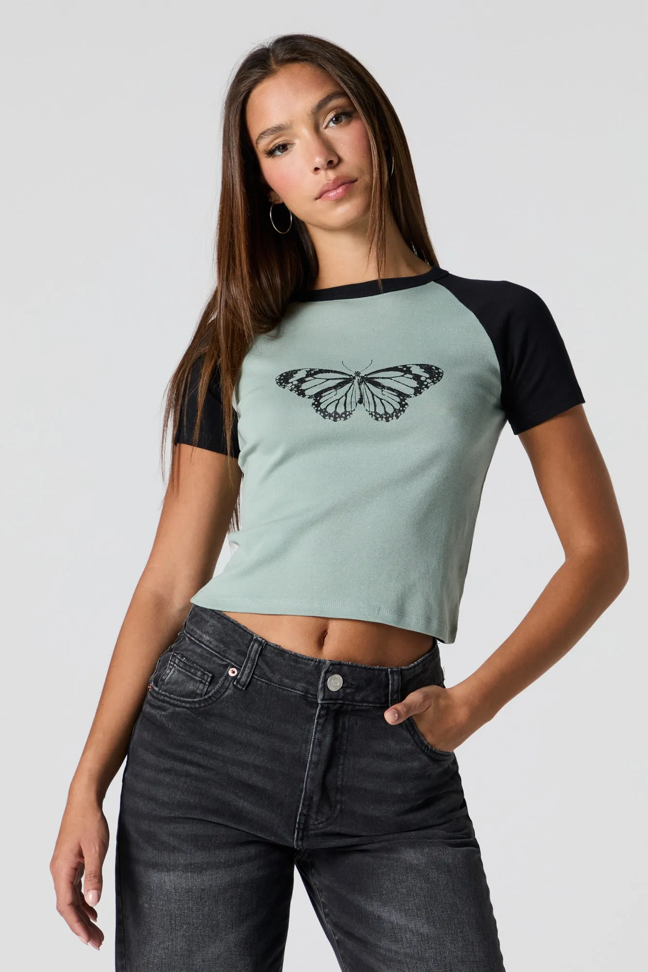 T-Shirt raglan ultracourt à imprimé sold by Urban Planet