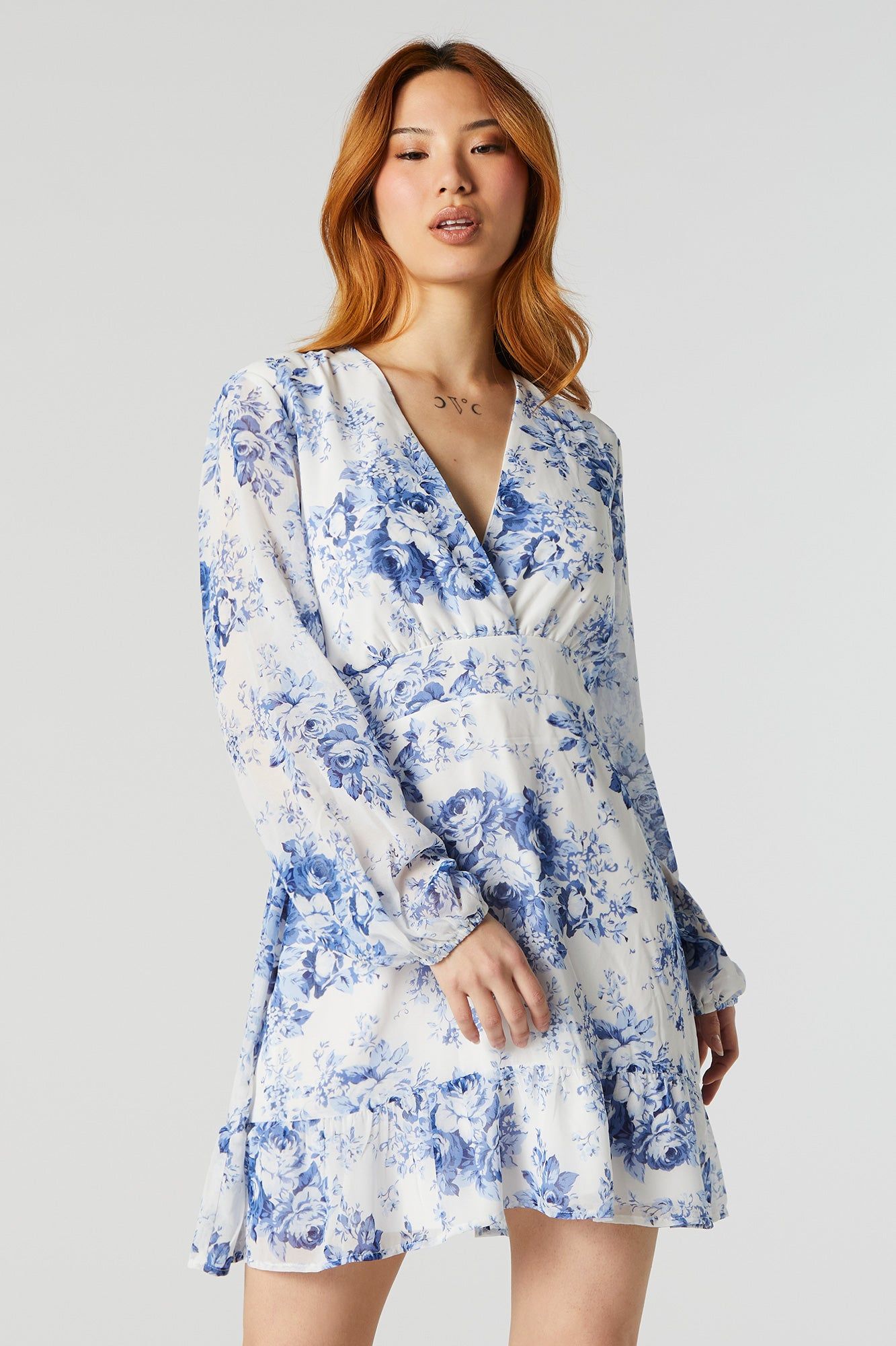 Minirobe à surplis fleurie blanche en chiffon avec manches longues sold by Urban Planet