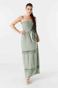 Robe maxi volantée avec liséré de dentelle sold by Urban Planet
