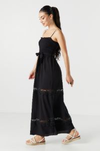 Robe maxi volantée avec liséré de dentelle sold by Urban Planet