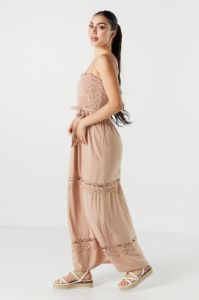 Robe maxi volantée avec liséré de dentelle sold by Urban Planet