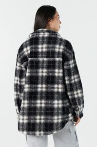 Blouson boutonné en peluche à carreaux sold by Urban Planet