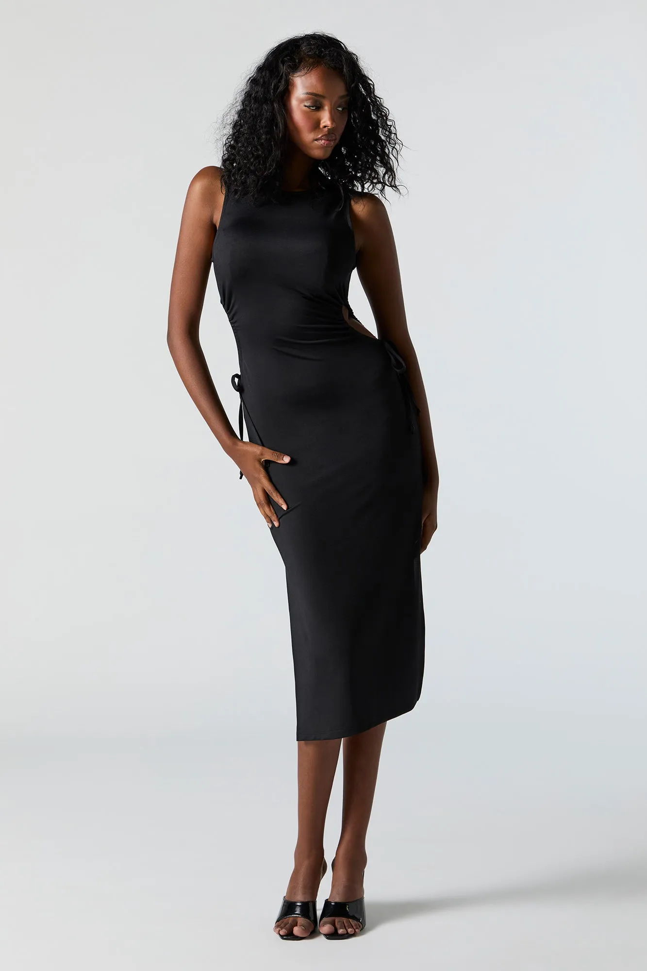 Robe midi avec ouverture en goutte et taille latérale coulissante sold by Urban Planet