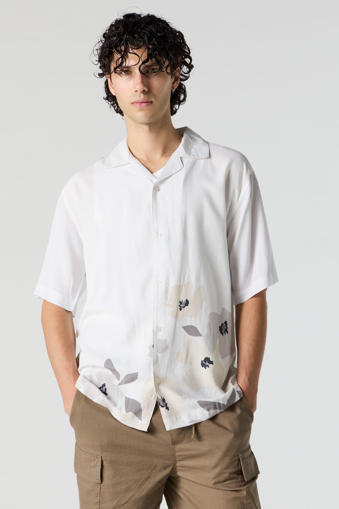 Haut boutonné avec motif fleuri peint sold by Urban Planet