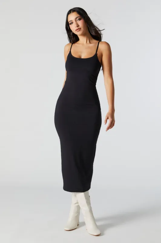 Robe midi profilée à encolure arrondie sold by Urban Planet