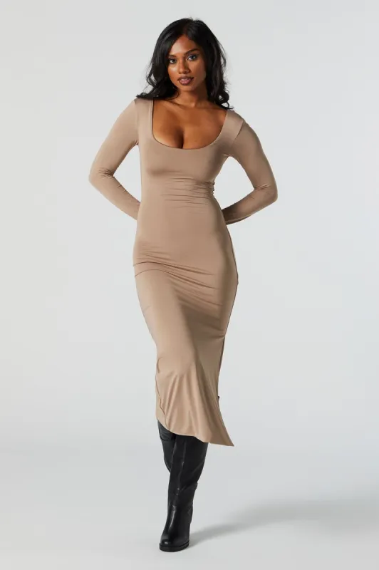 Robe midi profilée à manches longues avec encolure arrondie sold by Urban Planet