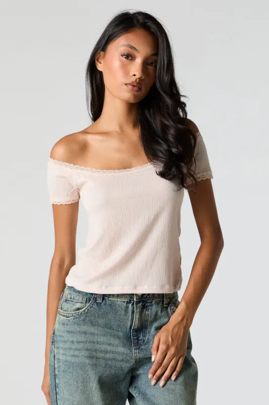 Haut froissé à épaules dénudées avec liséré de dentelle sold by Urban Planet