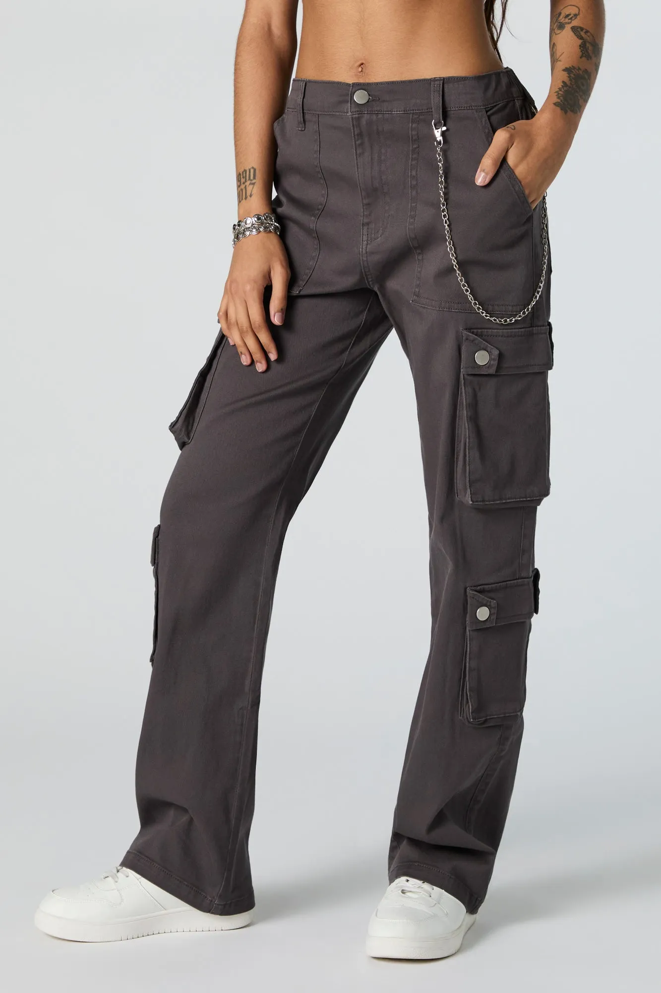 Pantalon cargo avec poches multiples et chaîne sold by Urban Planet product image thumbnail 2
