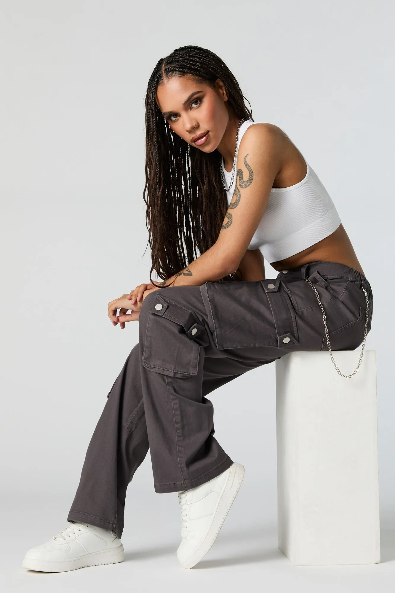 Pantalon cargo avec poches multiples et chaîne sold by Urban Planet