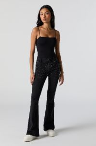 Jean à jambe évasée délavé noir avec pierres du Rhin sold by Urban Planet