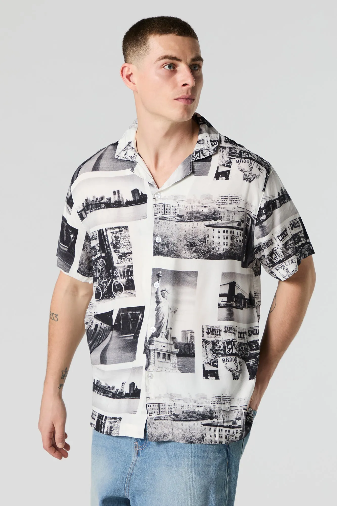 Haut boutonné à manches courtes avec imprimé New York sold by Urban Planet