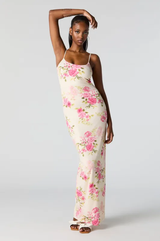 Robe maxi profilée fleurie sold by Urban Planet
