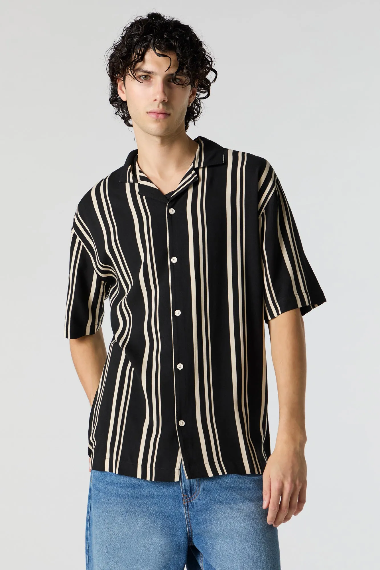 Haut boutonné rayé noir sold by Urban Planet