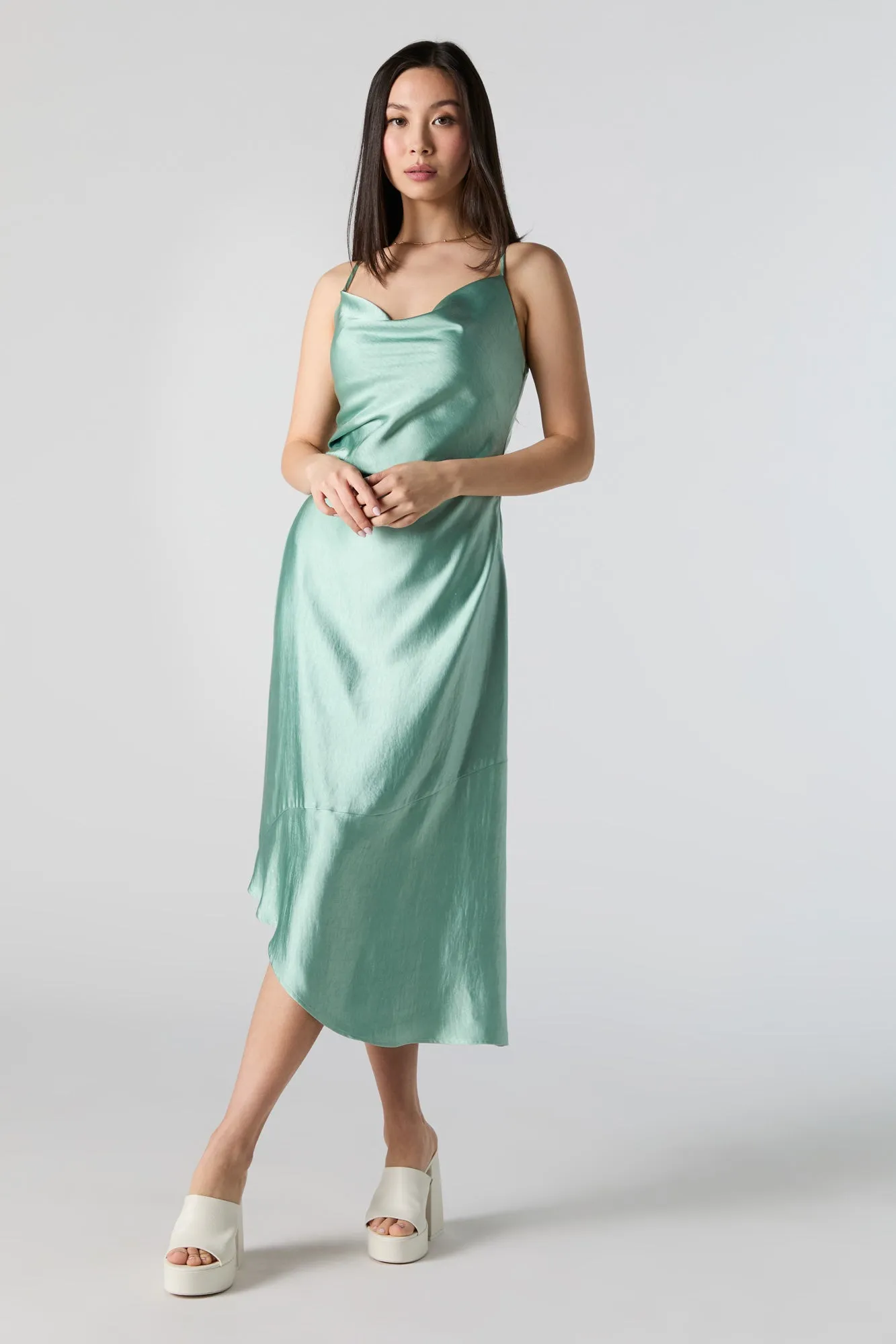 Robe midi asymétrique en satin à col châle sold by Urban Planet