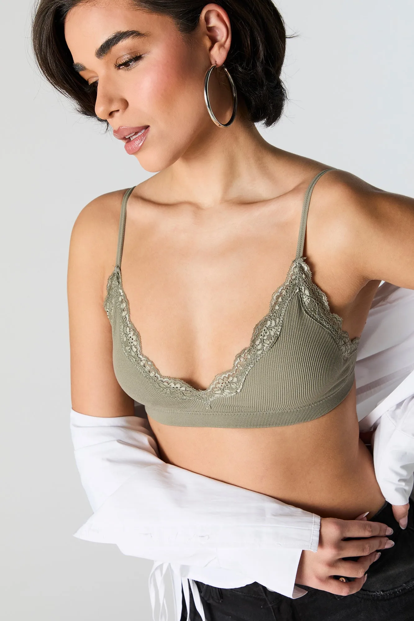 Bralette côtelée avec ourlet de dentelle et encolure en V sold by Urban Planet