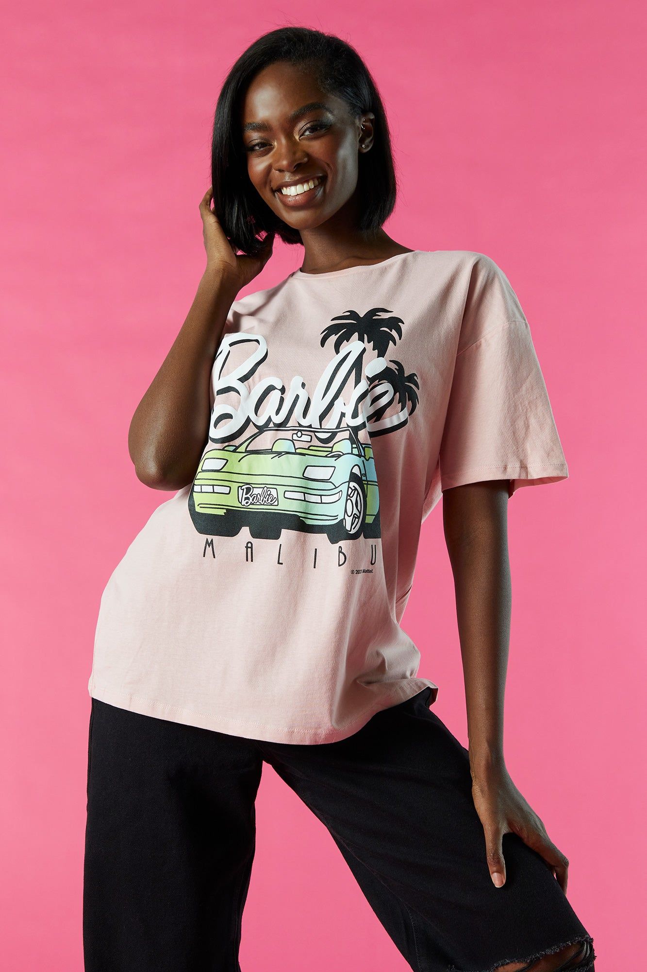 T-shirt coupe garçonne Athlétisme à imprimé Malibu Barbie™ sold by Urban Planet