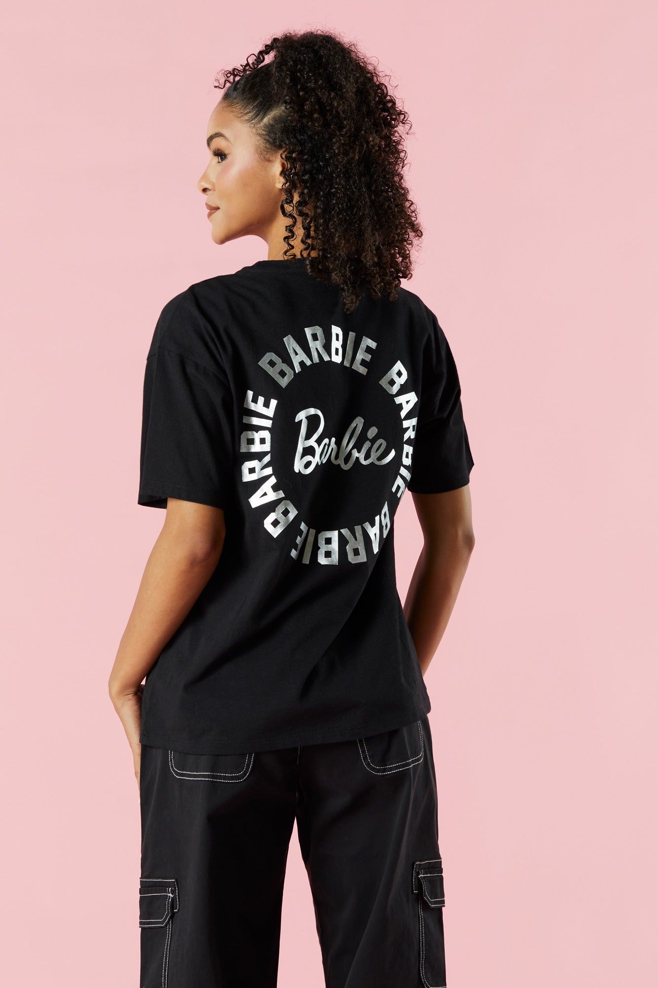 T-shirt de coupe garçonne à imprimé Barbie™ dans un cercle noir sold by Urban Planet product image thumbnail 2