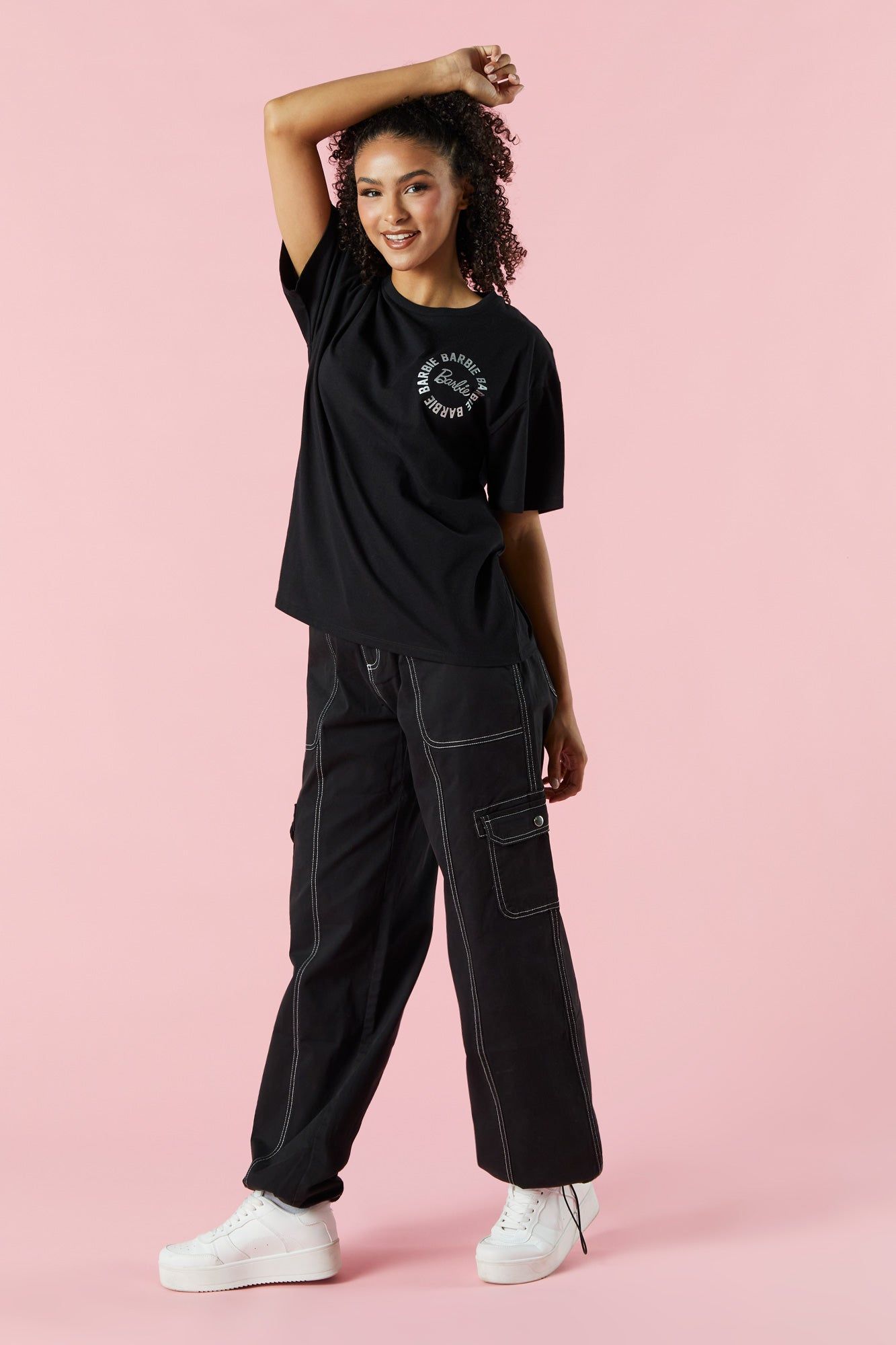 T-shirt de coupe garçonne à imprimé Barbie™ dans un cercle noir sold by Urban Planet product image thumbnail 3