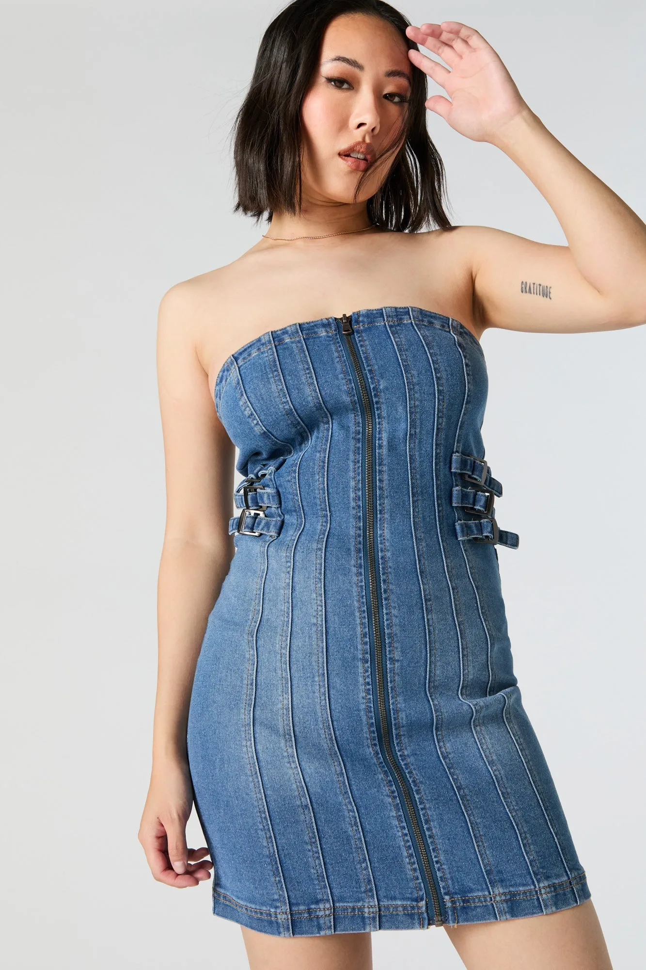 Minirobe tubulaire en denim avec fermeture à glissière sold by Urban Planet