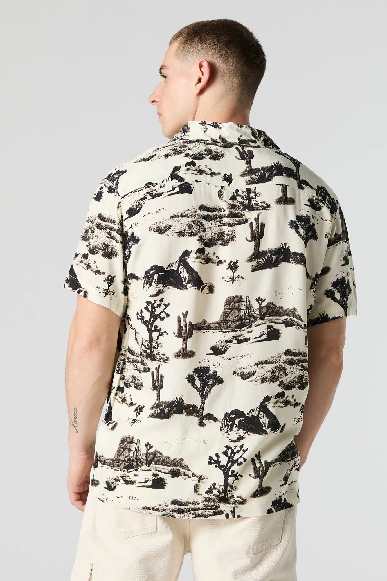 Haut boutonné à manches courtes avec motif de désert abstrait sold by Urban Planet product image thumbnail 2