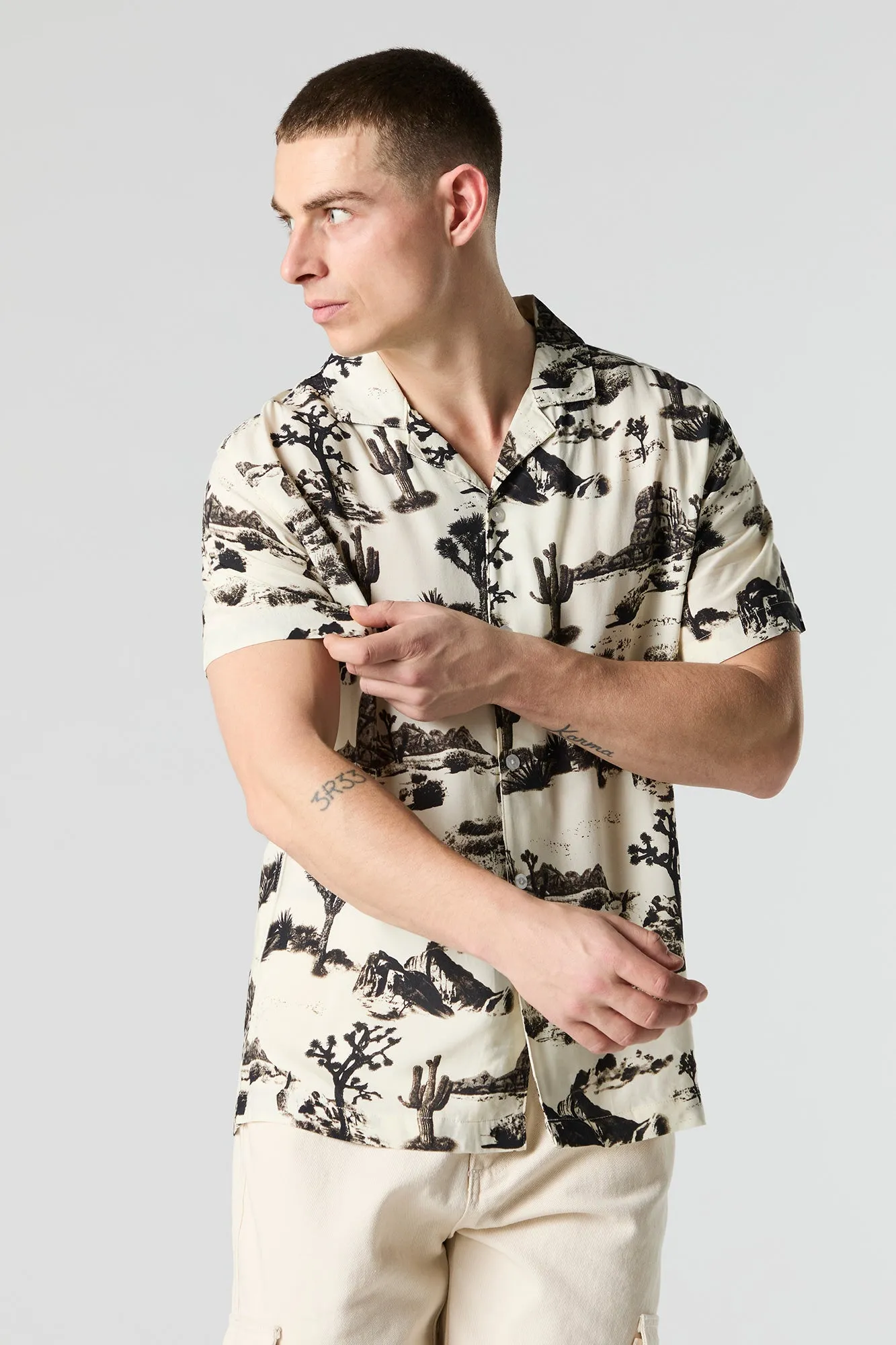 Haut boutonné à manches courtes avec motif de désert abstrait sold by Urban Planet