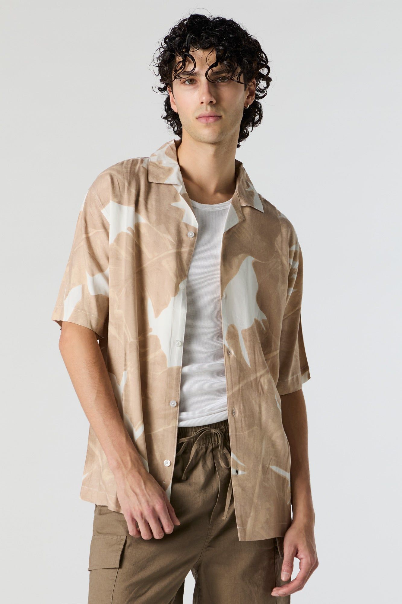 Haut boutonné avec motif de feuilles sold by Urban Planet