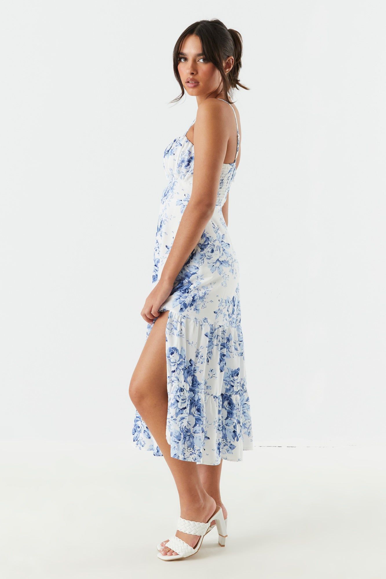 Robe-midi-volantée-fleurie-avec-fente sold by Urban Planet