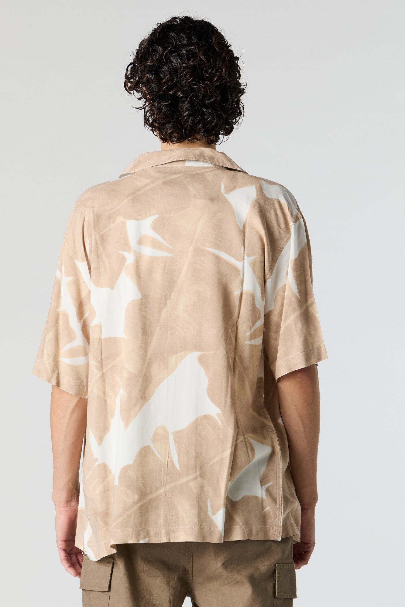 Haut boutonné avec motif de feuilles sold by Urban Planet product image thumbnail 2