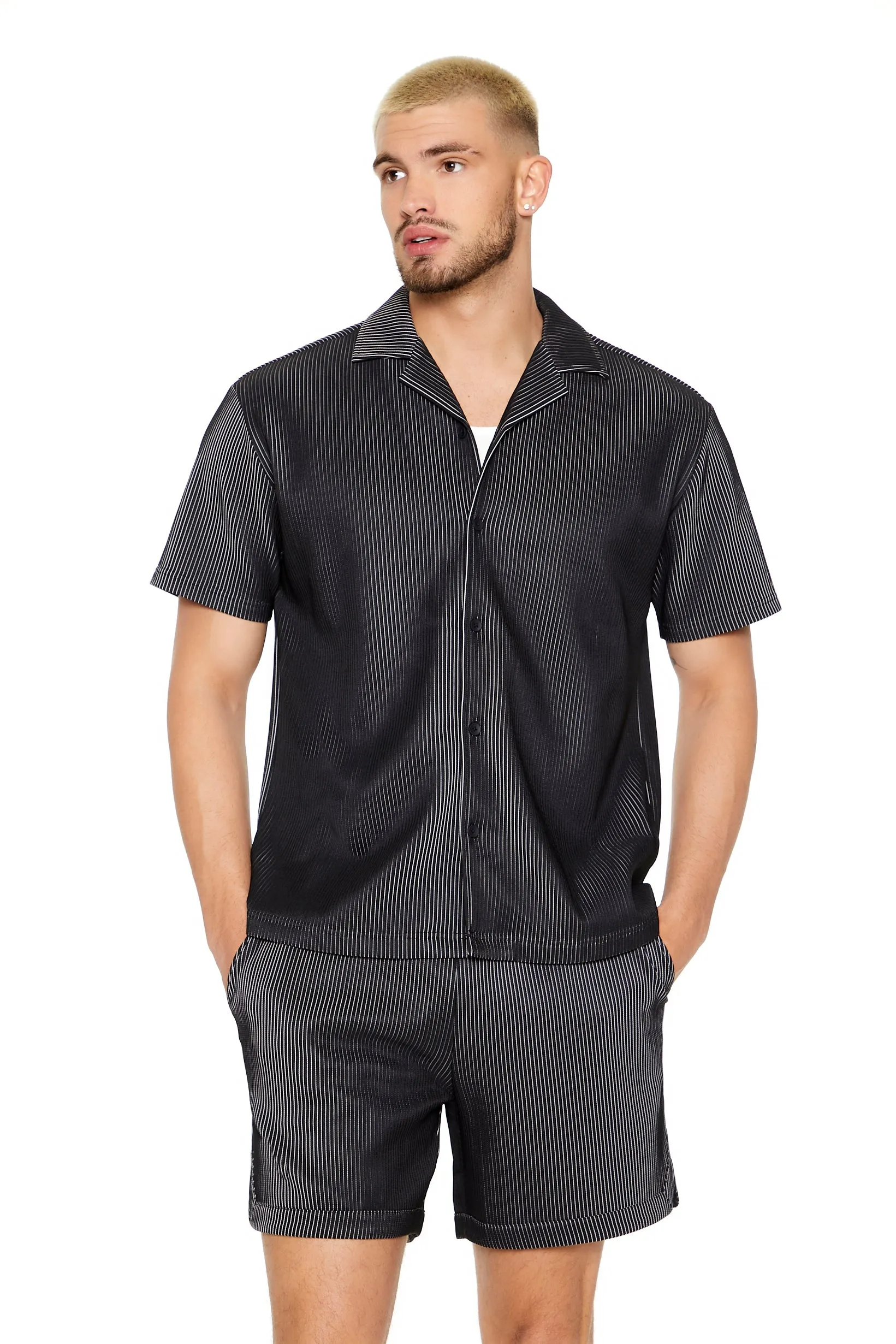 Haut boutonné texturé lustré sold by Urban Planet