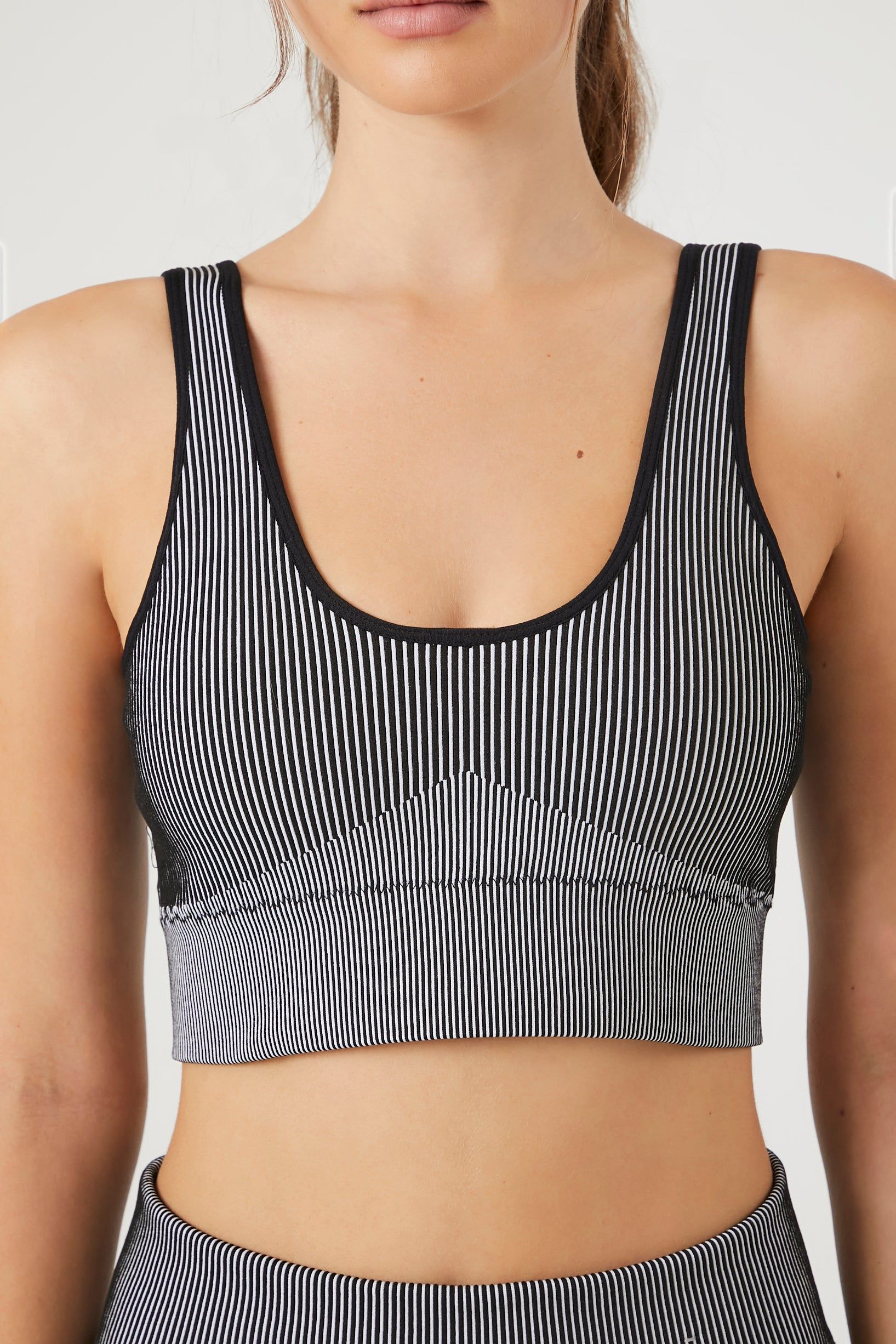 Soutien-gorge de sport sans couture à encolure arrondie sold by Urban Planet product image thumbnail 5