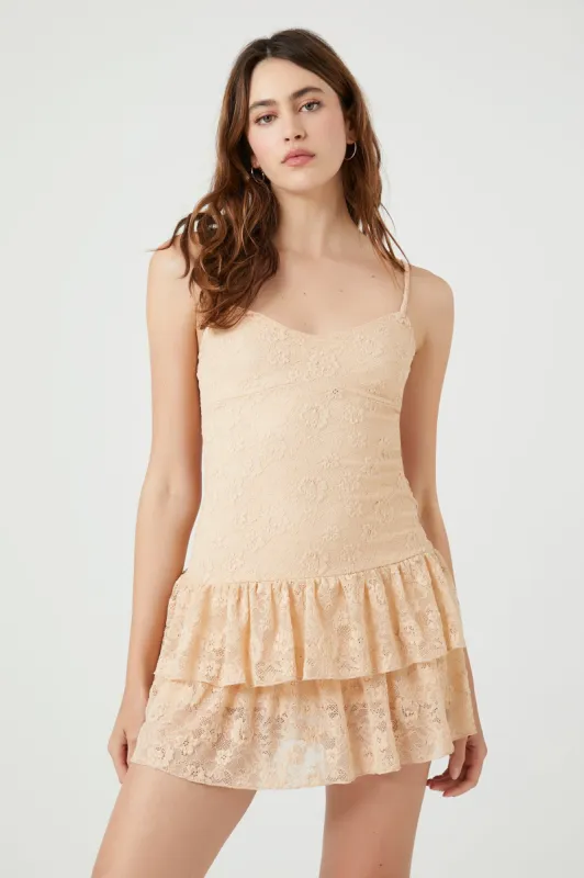 Minirobe volantée fleurie en dentelle sold by Urban Planet