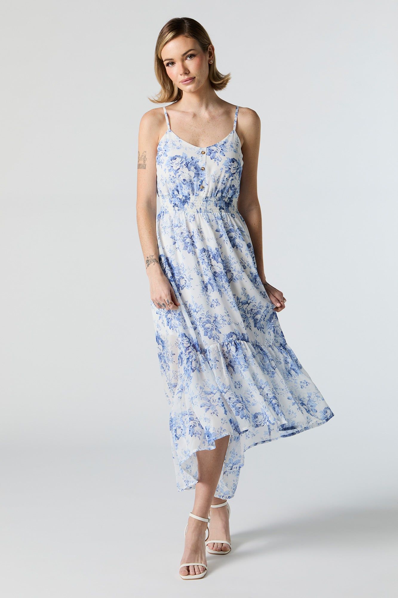 Robe midi asymétrique en chiffon fleuri bleu sold by Urban Planet