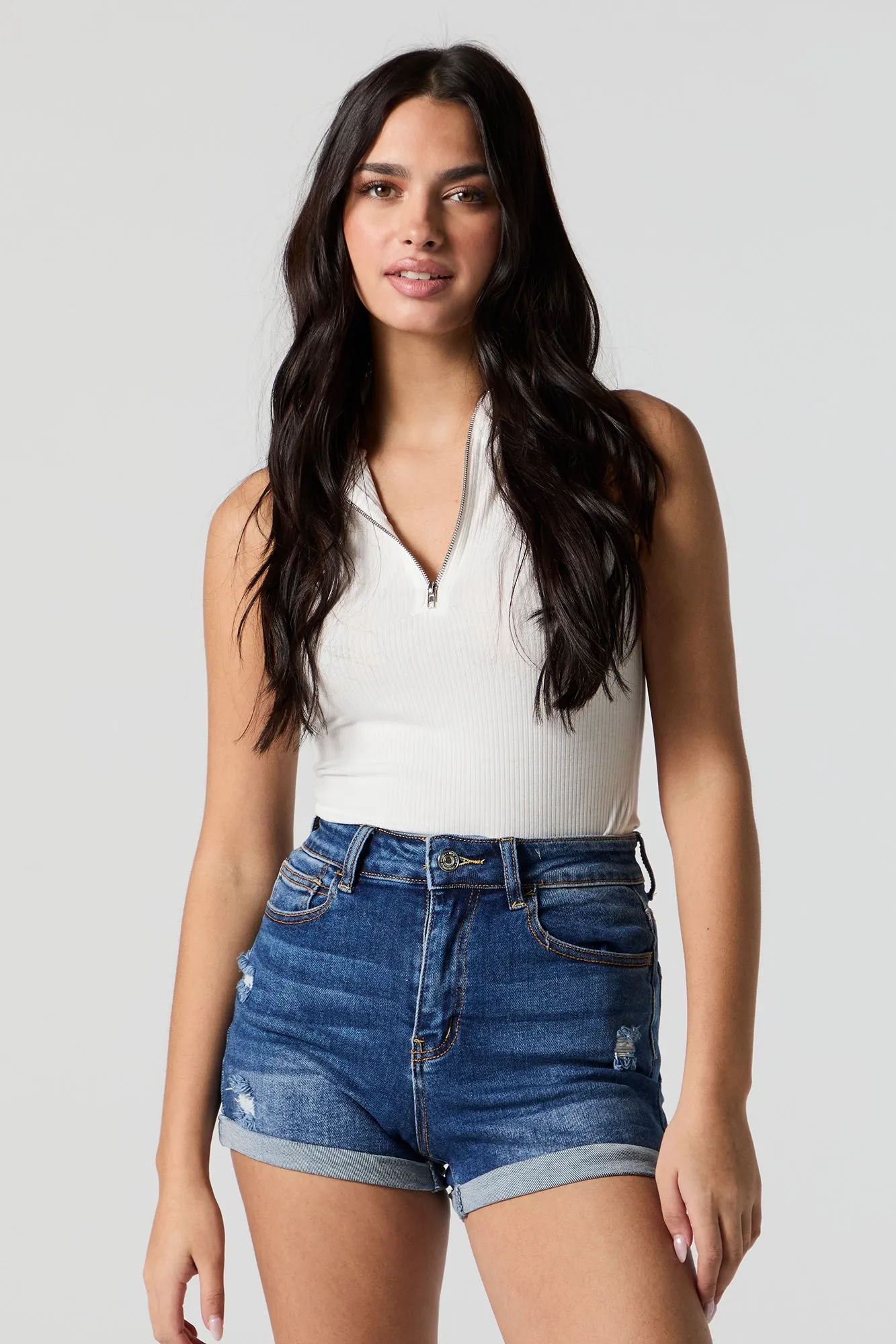 Short en denim bleu d'aspect usé sold by Urban Planet