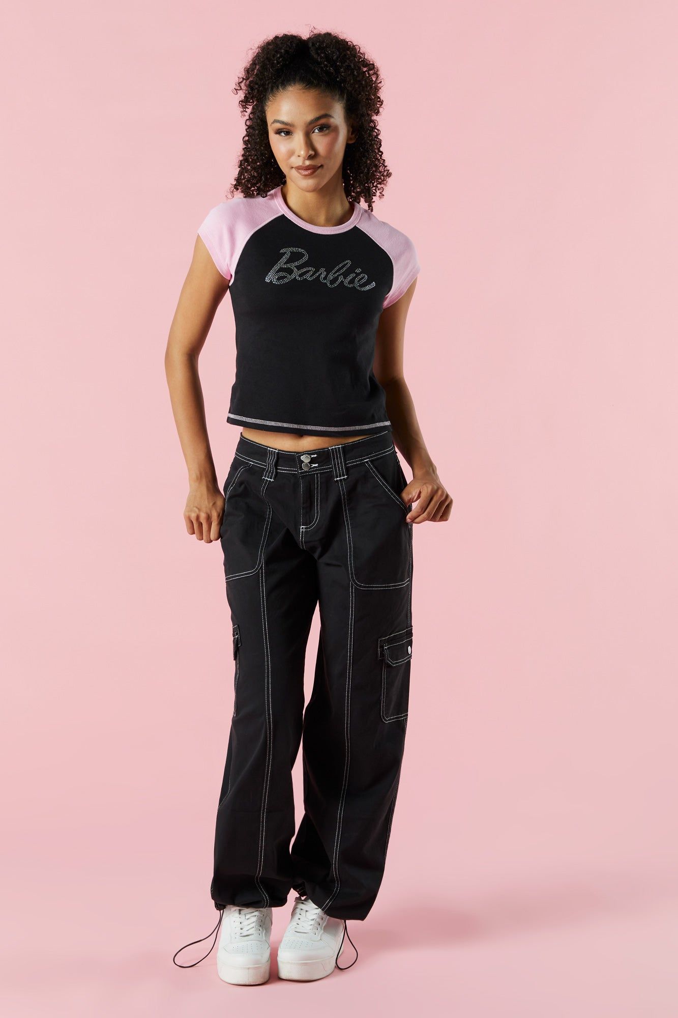 T-shirt raglan court noir et rose à imprimé Barbie™ sold by Urban Planet product image thumbnail 3