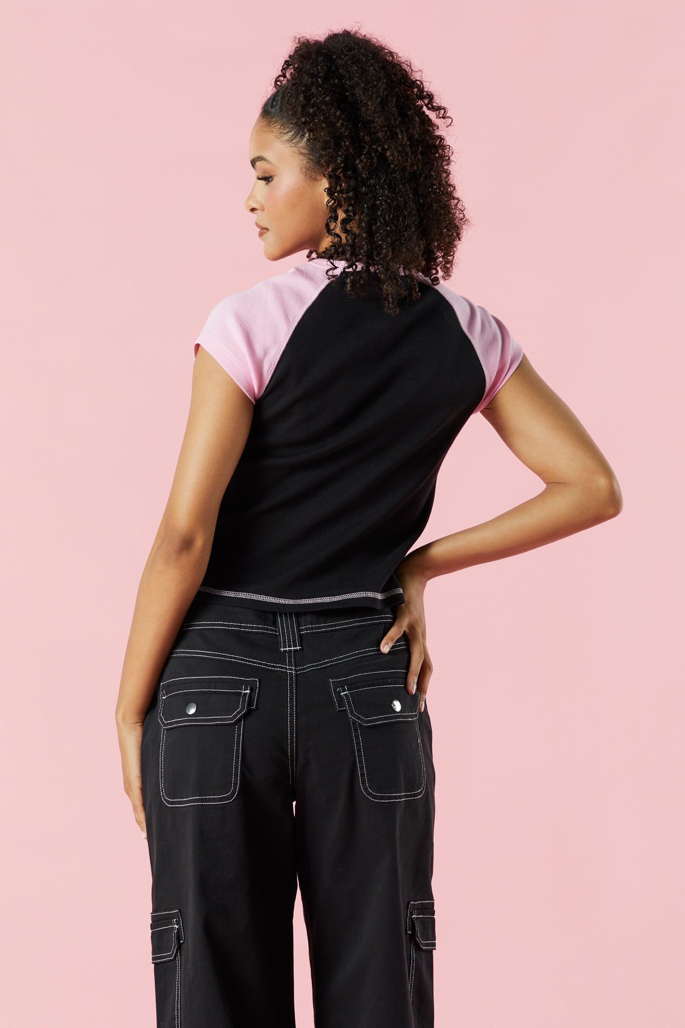 T-shirt raglan court noir et rose à imprimé Barbie™ sold by Urban Planet product image thumbnail 2