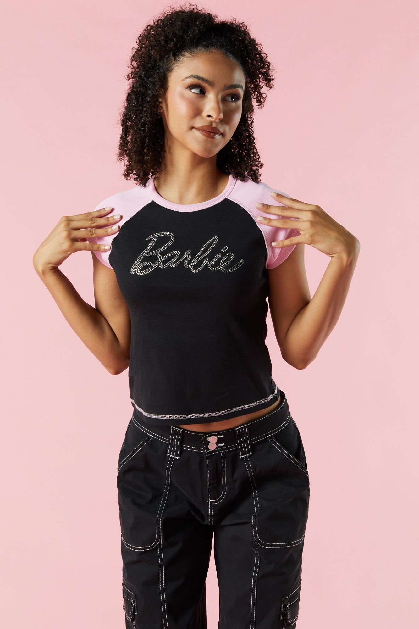 T-shirt raglan court noir et rose à imprimé Barbie™ sold by Urban Planet