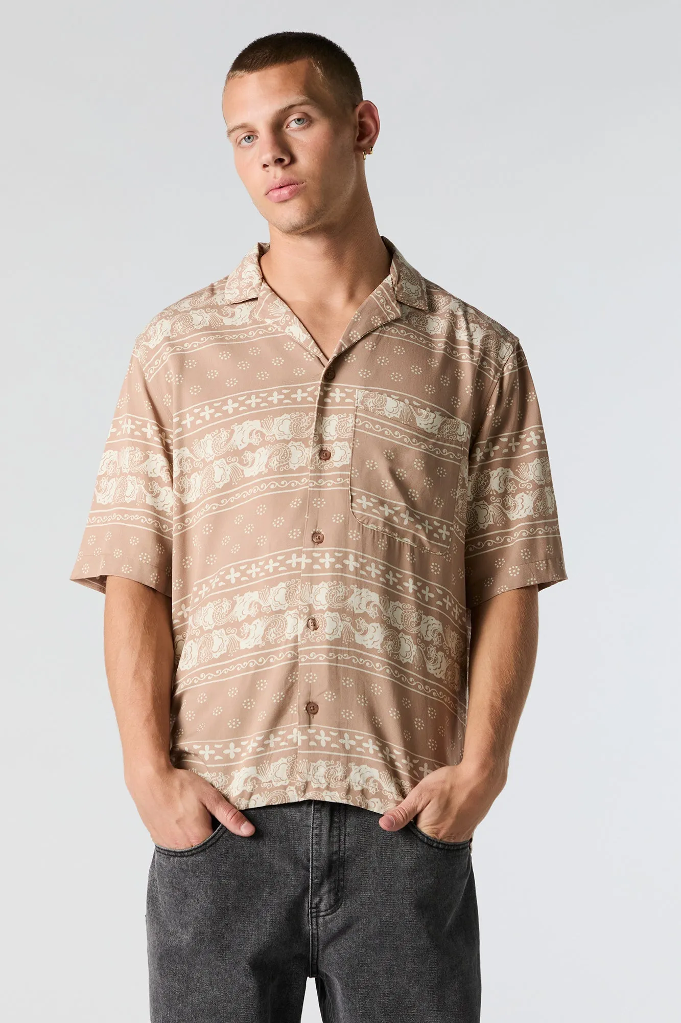 Haut boutonné avec motif cachemire sold by Urban Planet