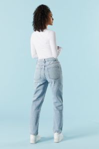 Jean « mom » en denim délavé pâle sold by Urban Planet
