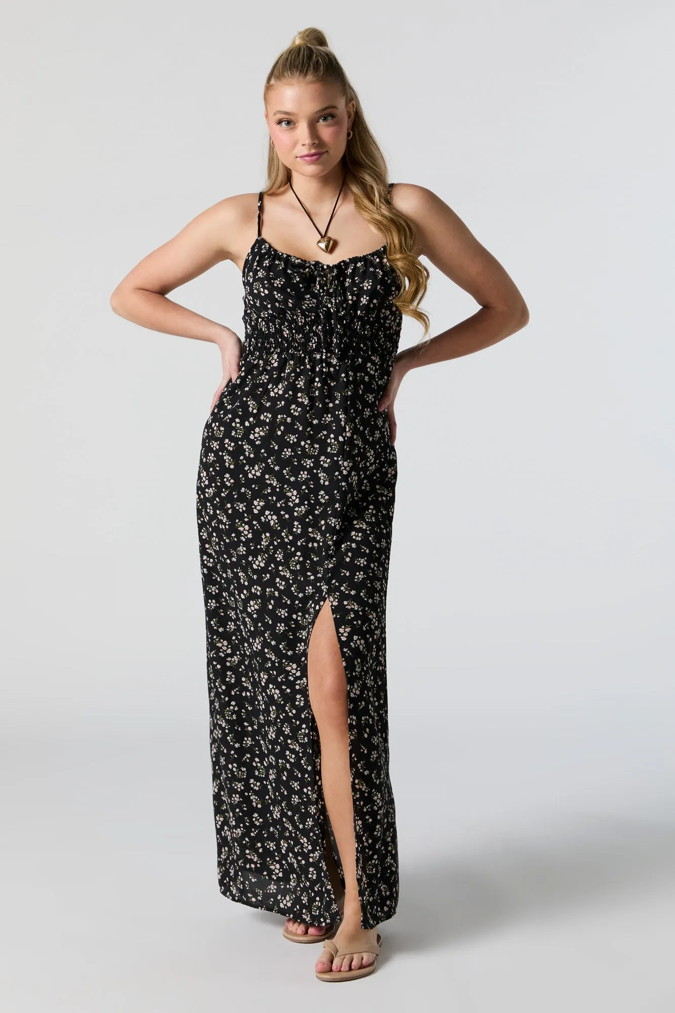 Robe maxi fleurie avec fente sold by Urban Planet