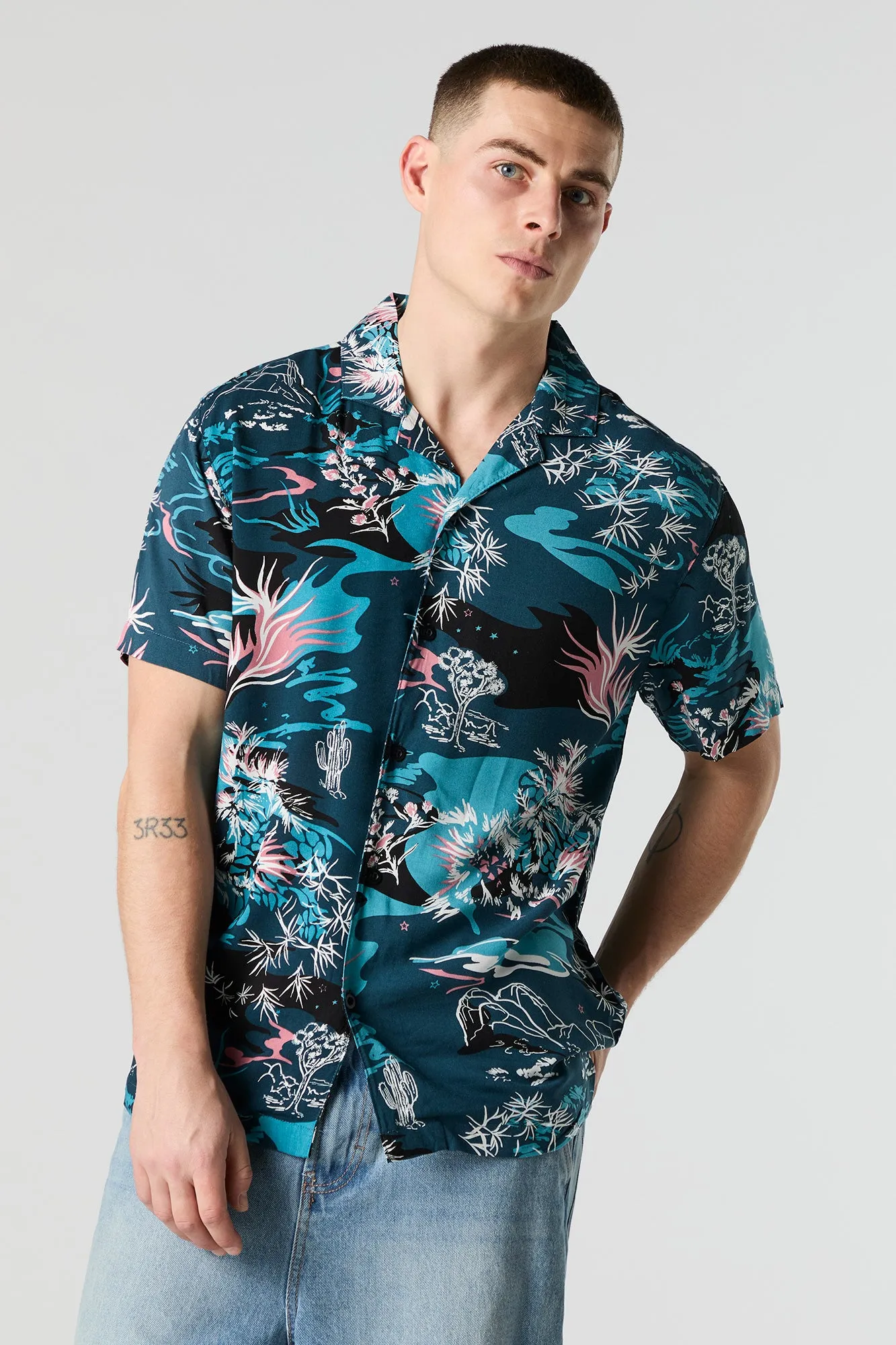 Haut boutonné à manches courtes avec motif Désert sold by Urban Planet