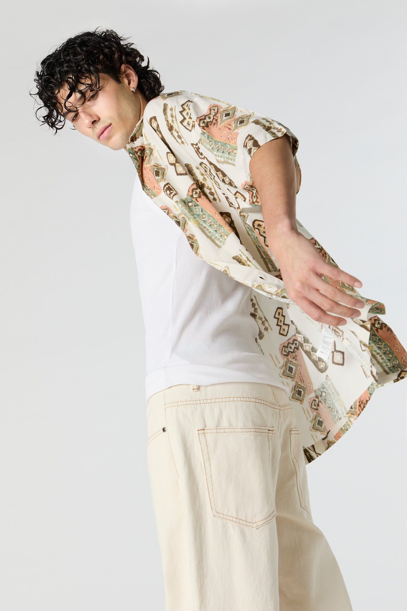 Haut boutonné avec motif aztèque sold by Urban Planet