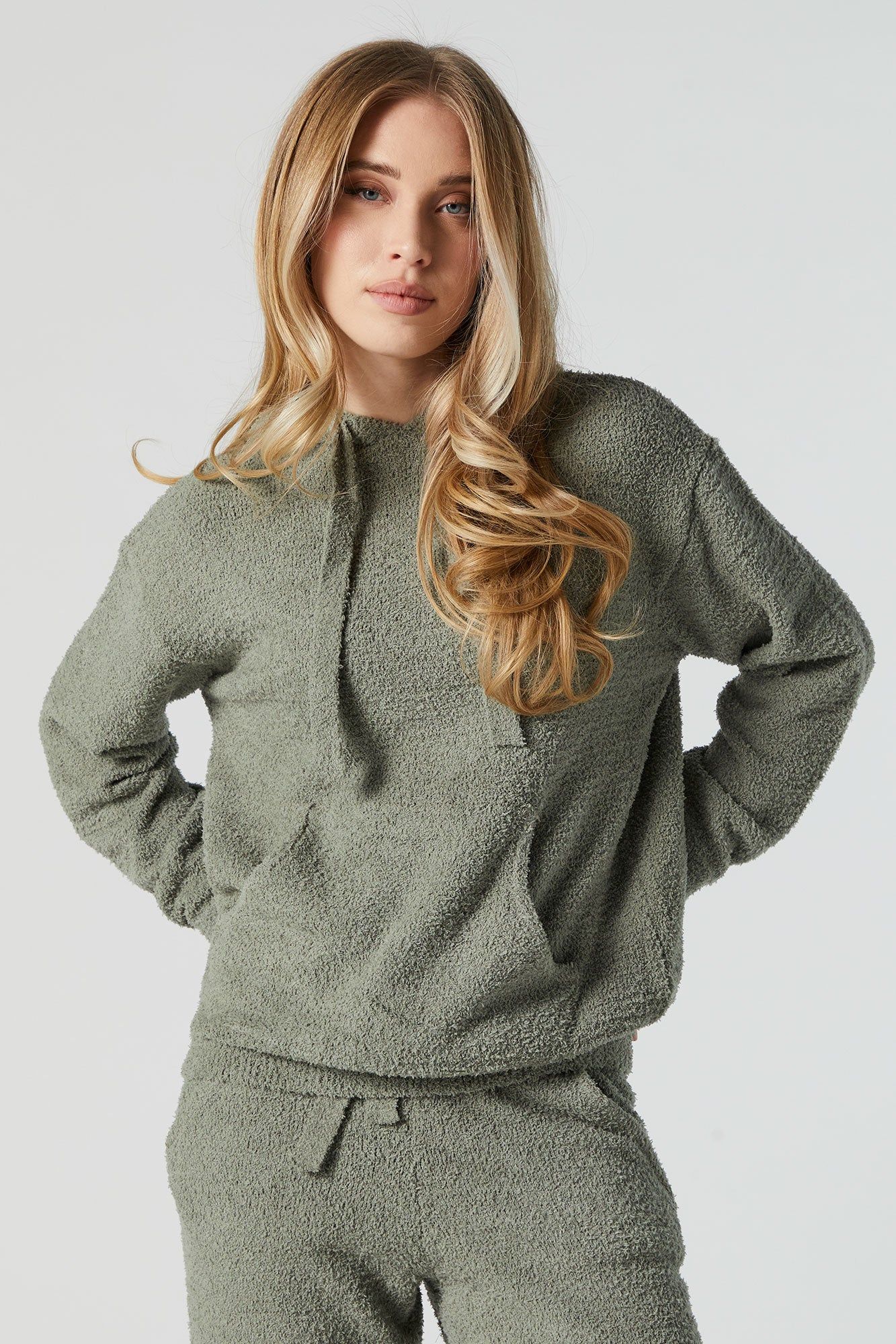 Haut à capuchon pelucheux sold by Urban Planet