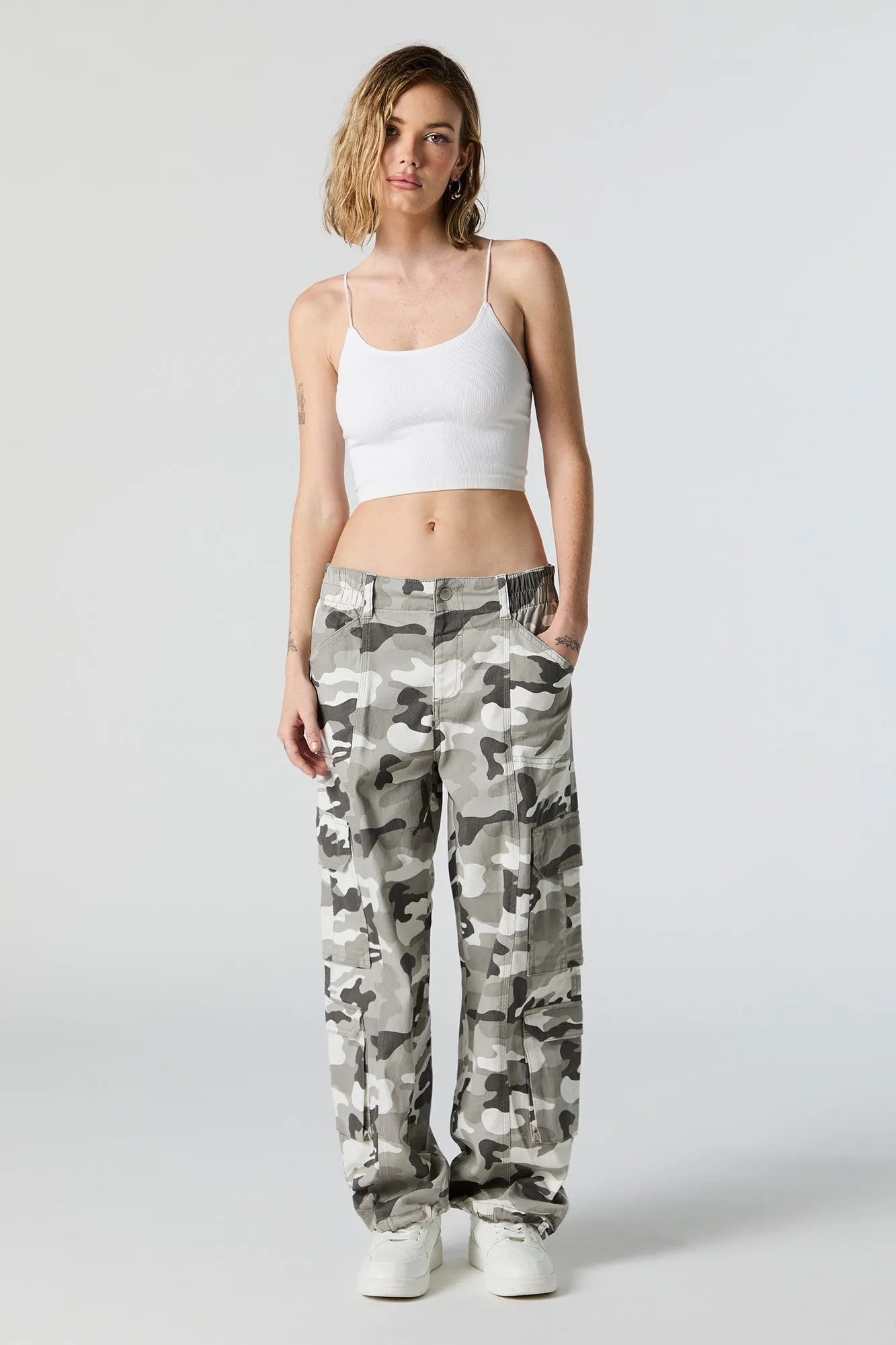 Pantalon cargo à poches multiples avec motif camouflage sold by Urban Planet