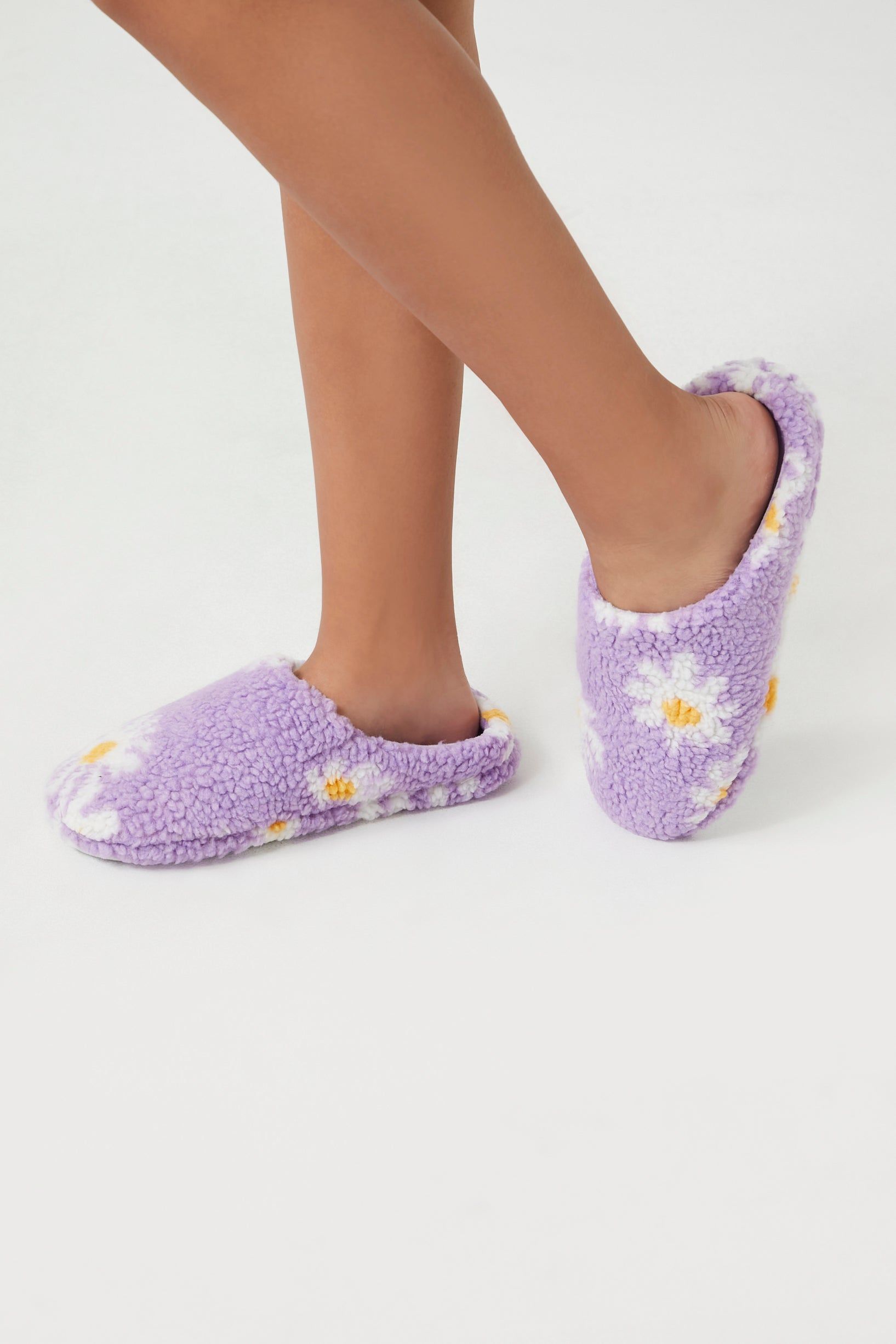 Pantoufles pelucheuses fleuries sold by Urban Planet product image thumbnail 2
