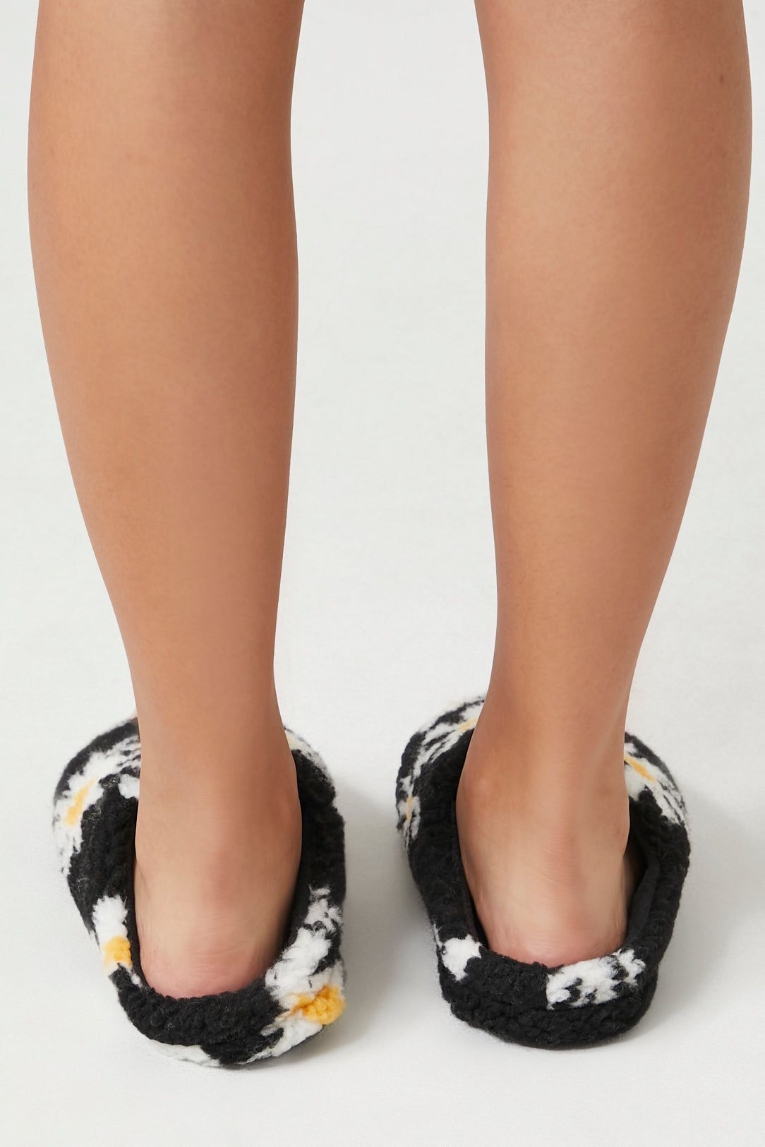 Pantoufles pelucheuses fleuries sold by Urban Planet product image thumbnail 8