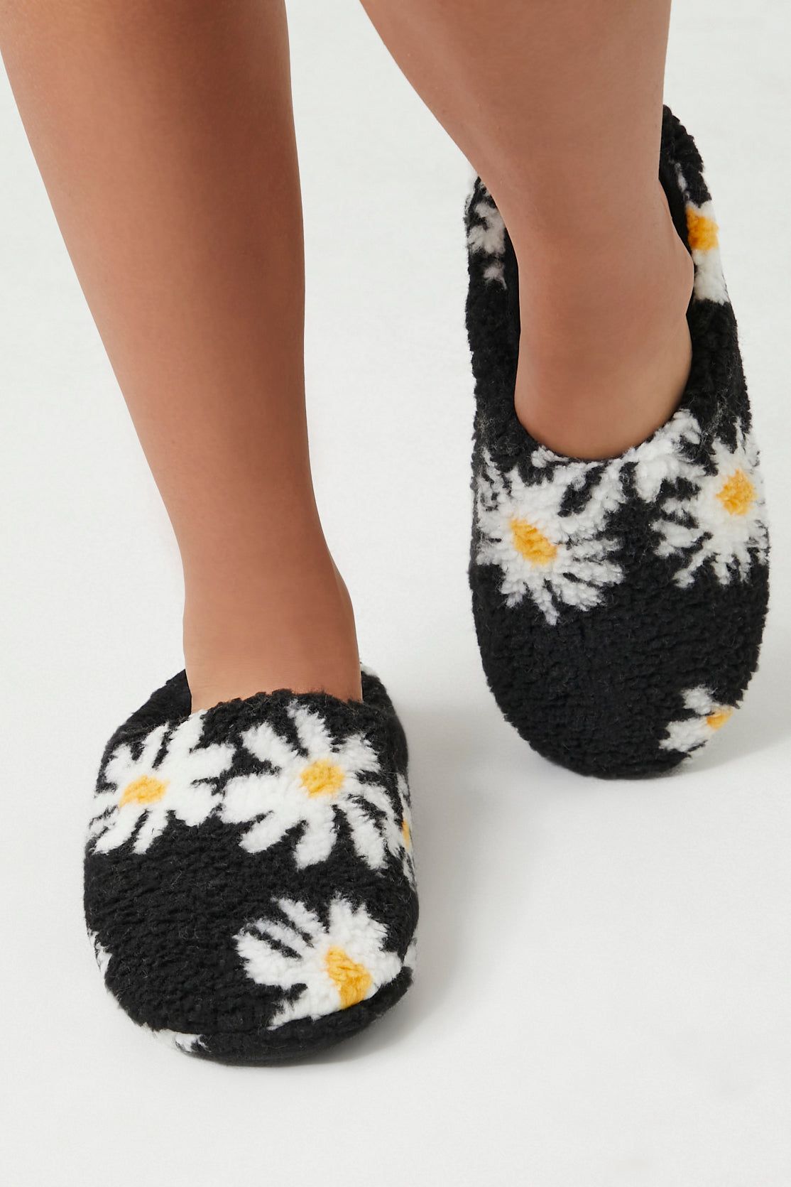 Pantoufles pelucheuses fleuries sold by Urban Planet product image thumbnail 7