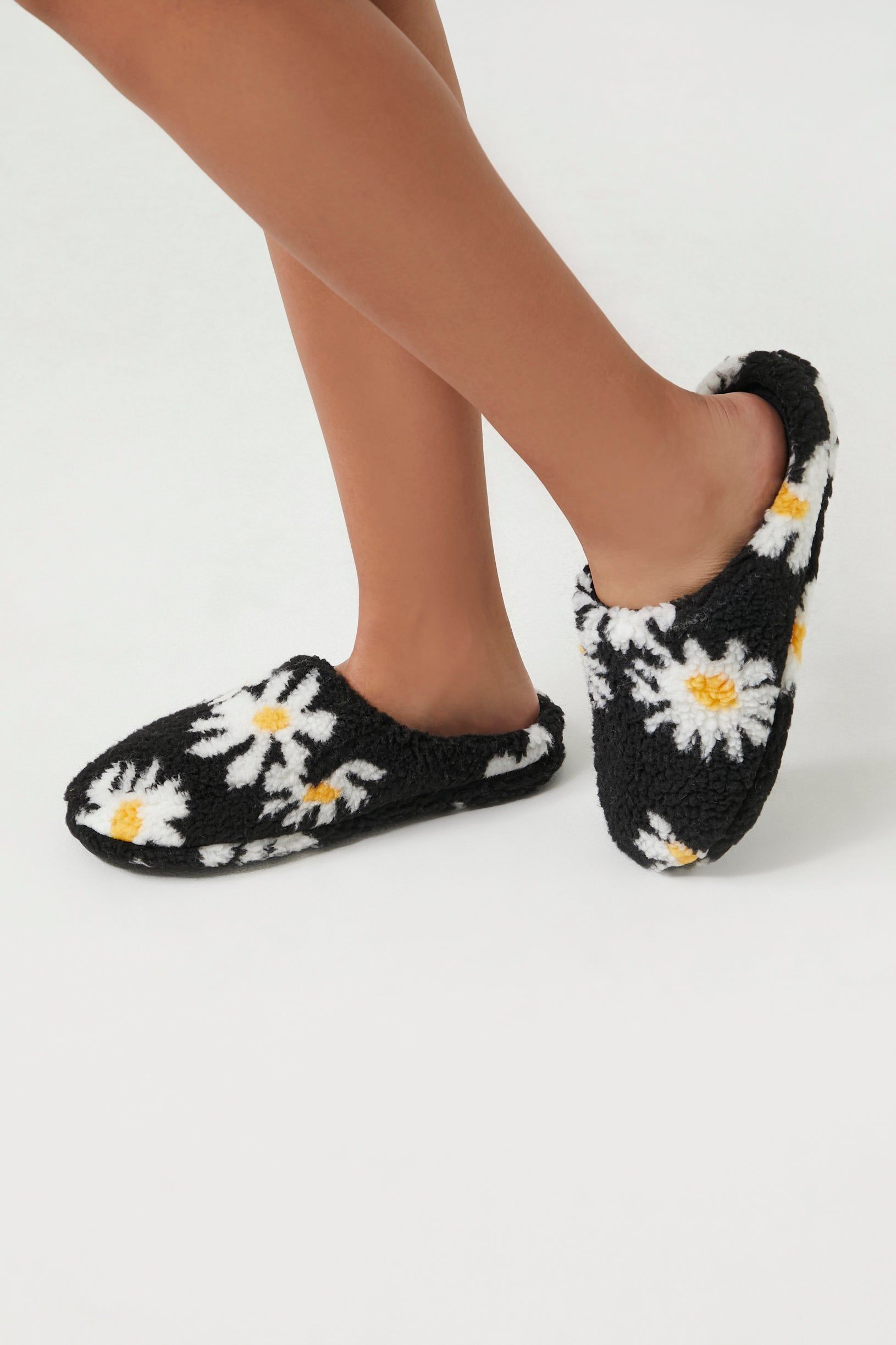 Pantoufles pelucheuses fleuries sold by Urban Planet product image thumbnail 6